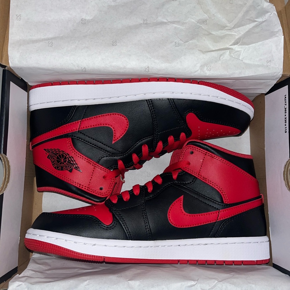 AIR JORDAN 1 MID SIZE 9M or 10.5W